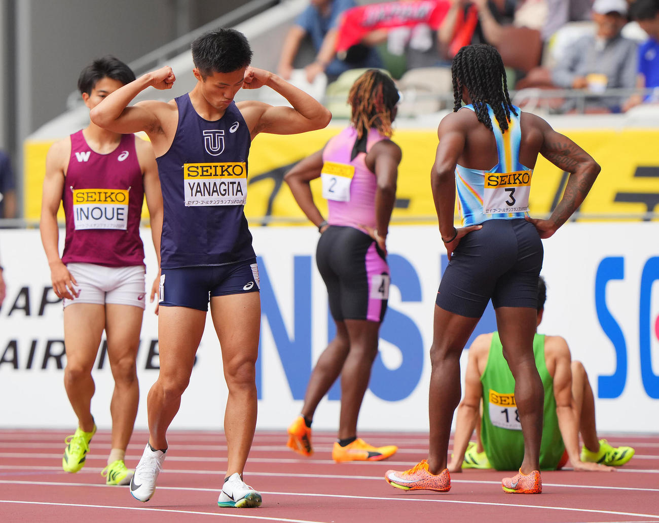男子100メートル決勝、ゴール前抜け出す柳田（右）（撮影・垰建太）