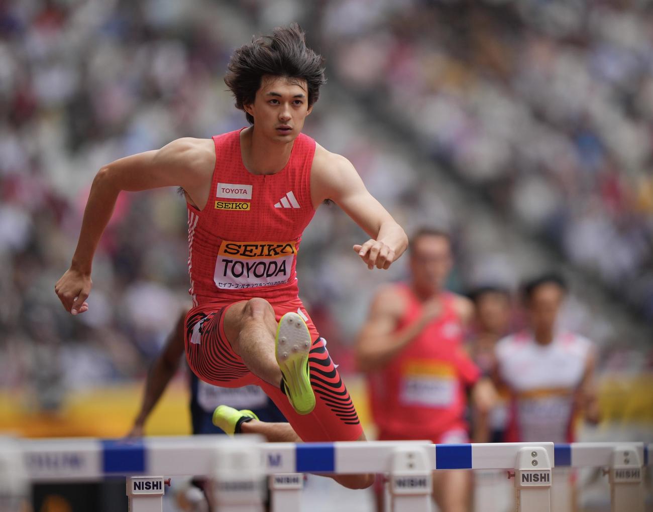 男子400メートル障害決勝、力走する豊田（左）（撮影・垰建太）