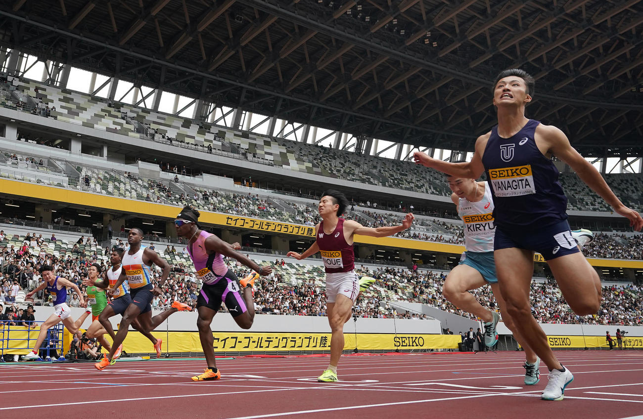 男子100メートル決勝、1位でゴールする柳田（右）（撮影・垰建太）