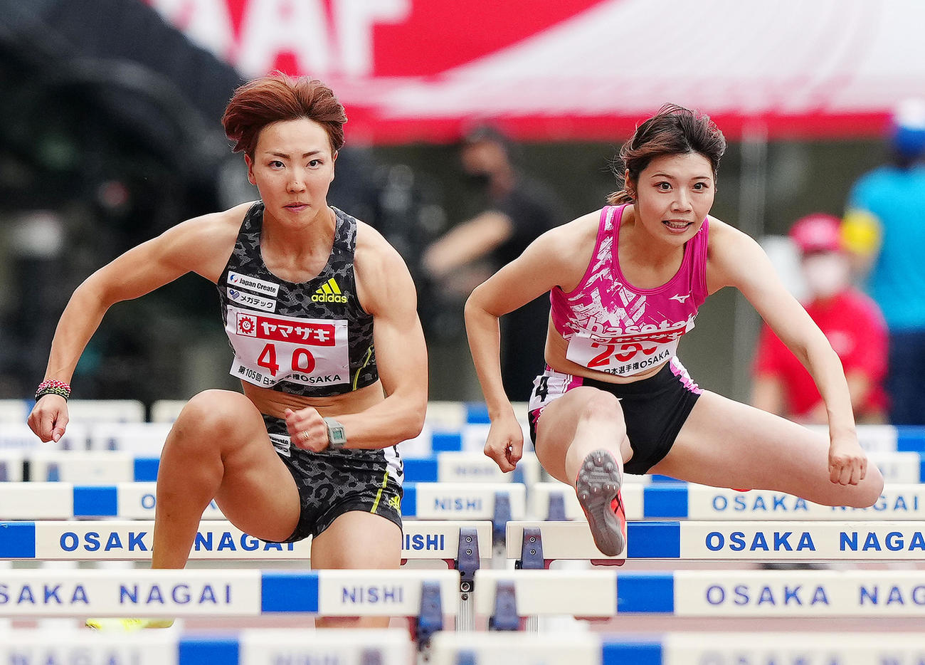 第105回陸上日本選手権の女子100メートル障害予選2組に臨む中島ひとみ。左は寺田明日香（2021年6月撮影）