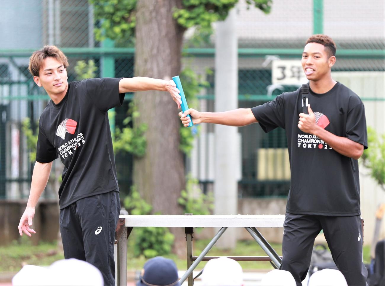 橋岡優輝にバトンを渡すサニブラウン