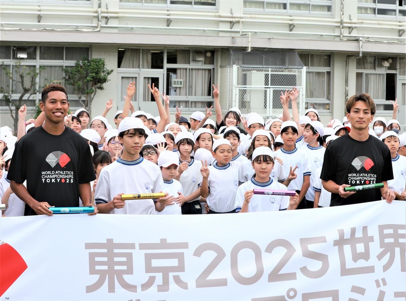 「東京2025世界陸上　バトンプロジェクトキックオフイベント」に参加した男子短距離のサニブラウン（左）と同走り幅跳びの橋岡（撮影・藤塚大輔）