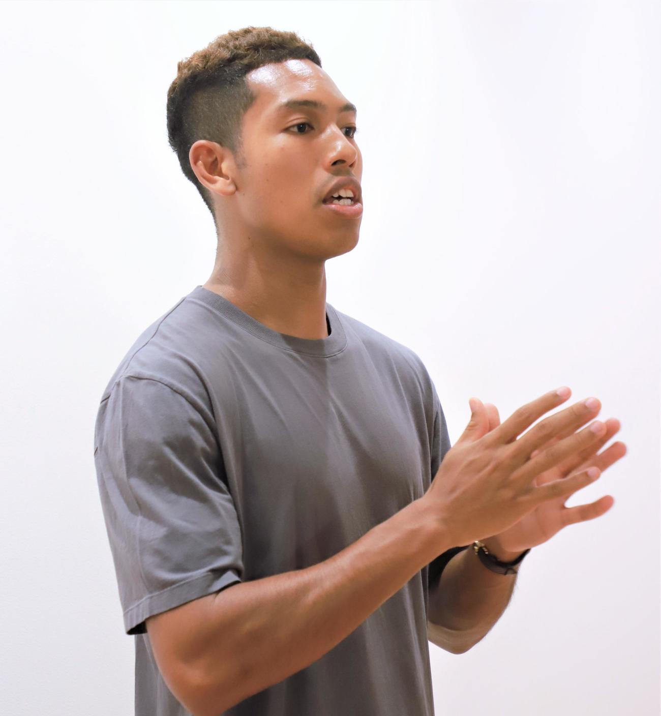 米国への出国前に取材に応じる男子短距離のサニブラウン（撮影・藤塚大輔）