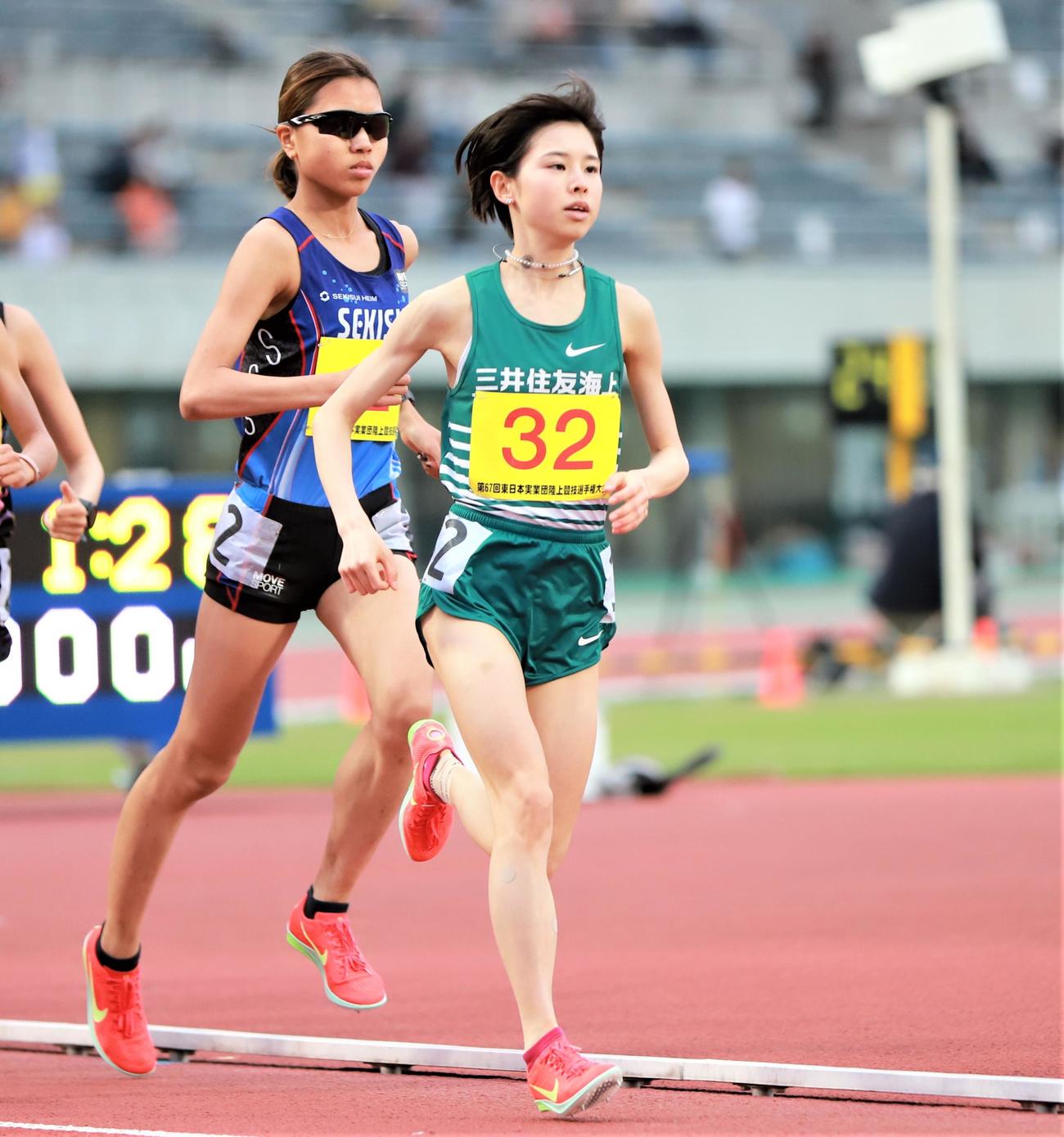 陸上東日本実業団選手権　女子1万メートル決勝に出場した不破（手前）（撮影・藤塚大輔）