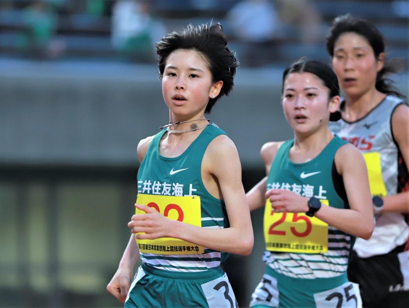 陸上東日本実業団選手権　女子1万メートル決勝に出場した不破（手前）（撮影・藤塚大輔）