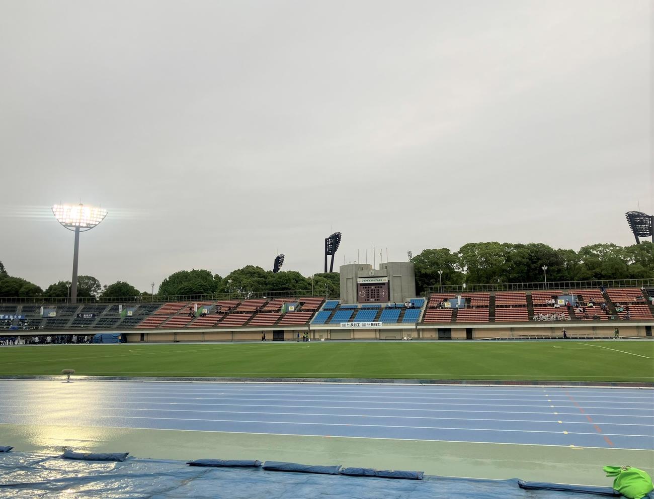 全日本大学駅伝関東学連推薦校選考会が行われるレモンガススタジアム平塚の午後5時45分頃の様子（撮影・藤塚大輔）