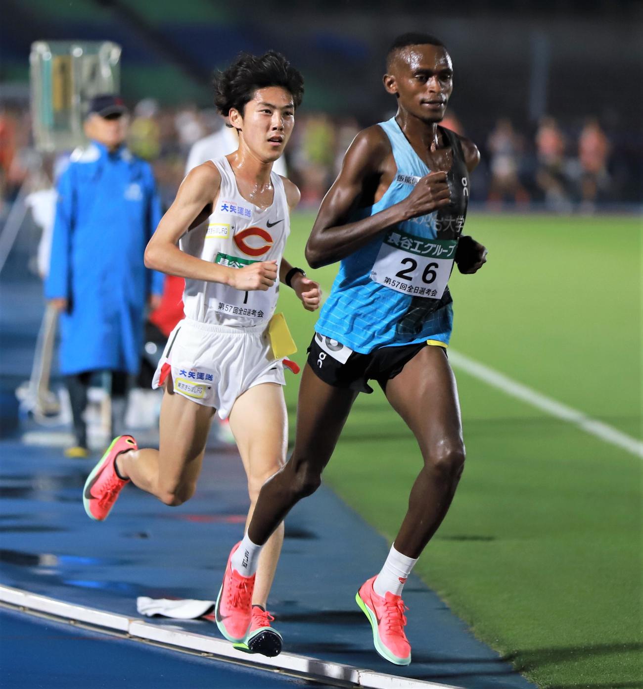 全日本大学駅伝関東学連推薦校選考会2組　力走する中大・吉居駿恭（左）と駿河台大・レマイヤン（撮影・藤塚大輔）