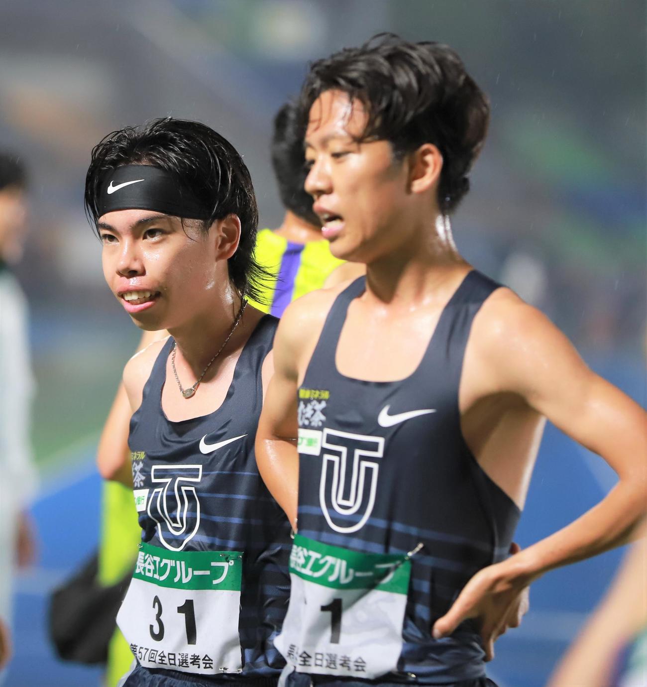 レース後に疲労感をにじませる東洋大・緒方（左）と網本（撮影・藤塚大輔）