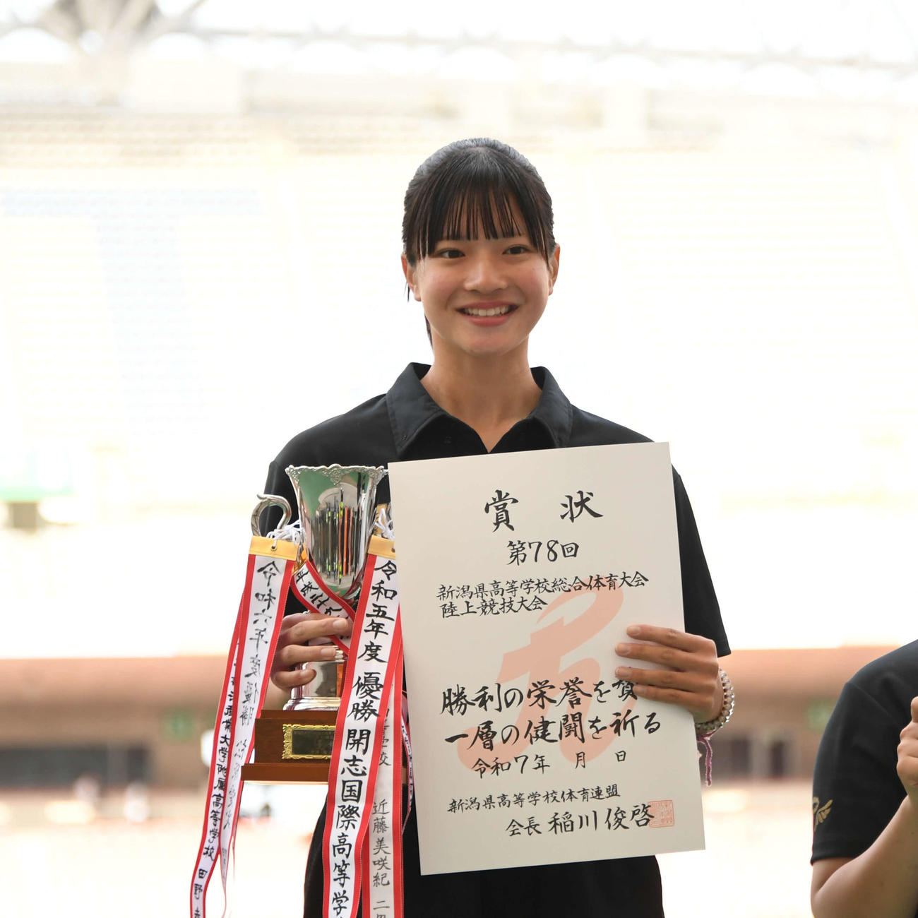 女子棒高跳びを県高校新で制した開志国際の関は表彰台で笑顔