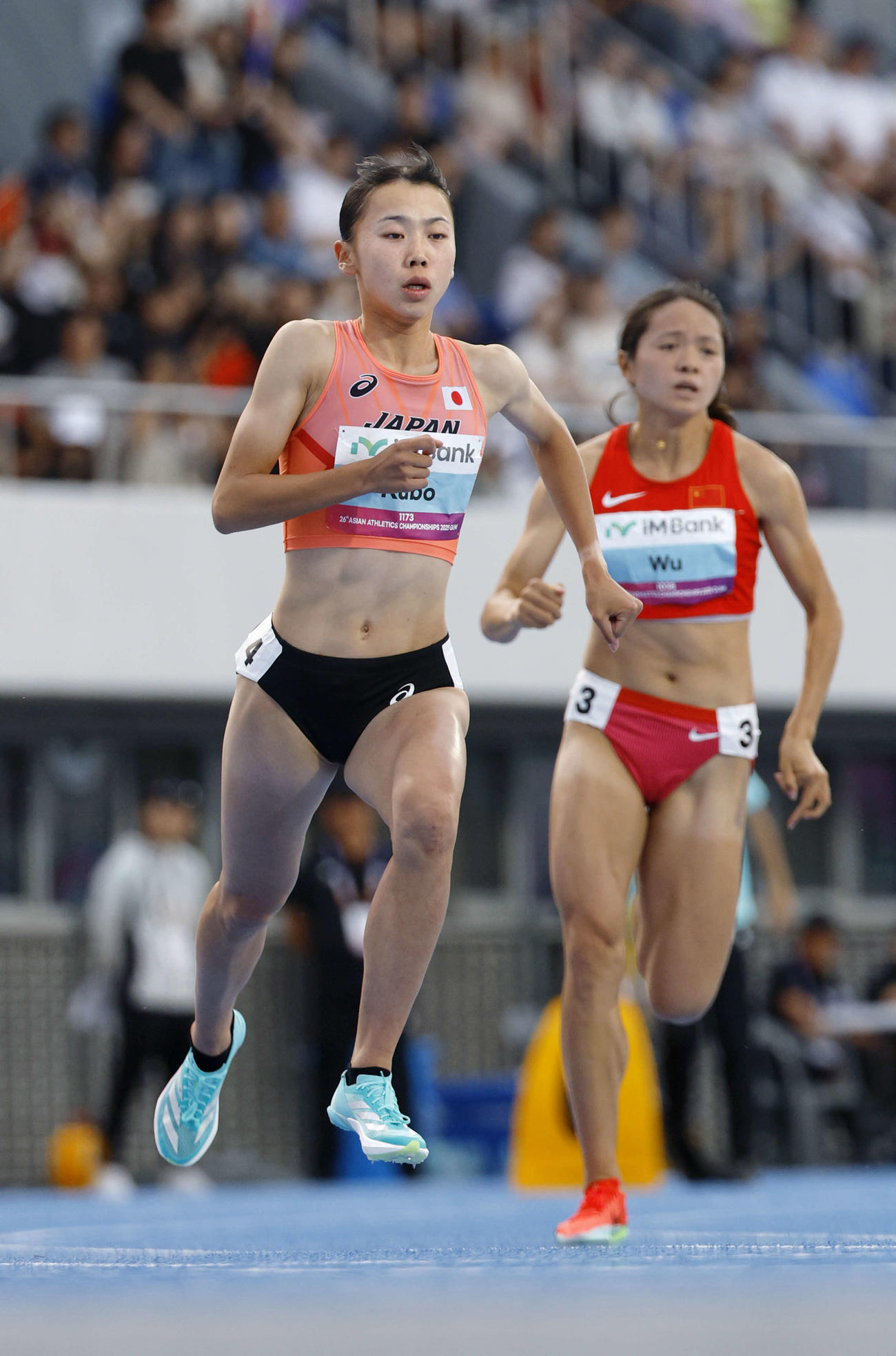 女子800メートル決勝で力走する久保（共同）