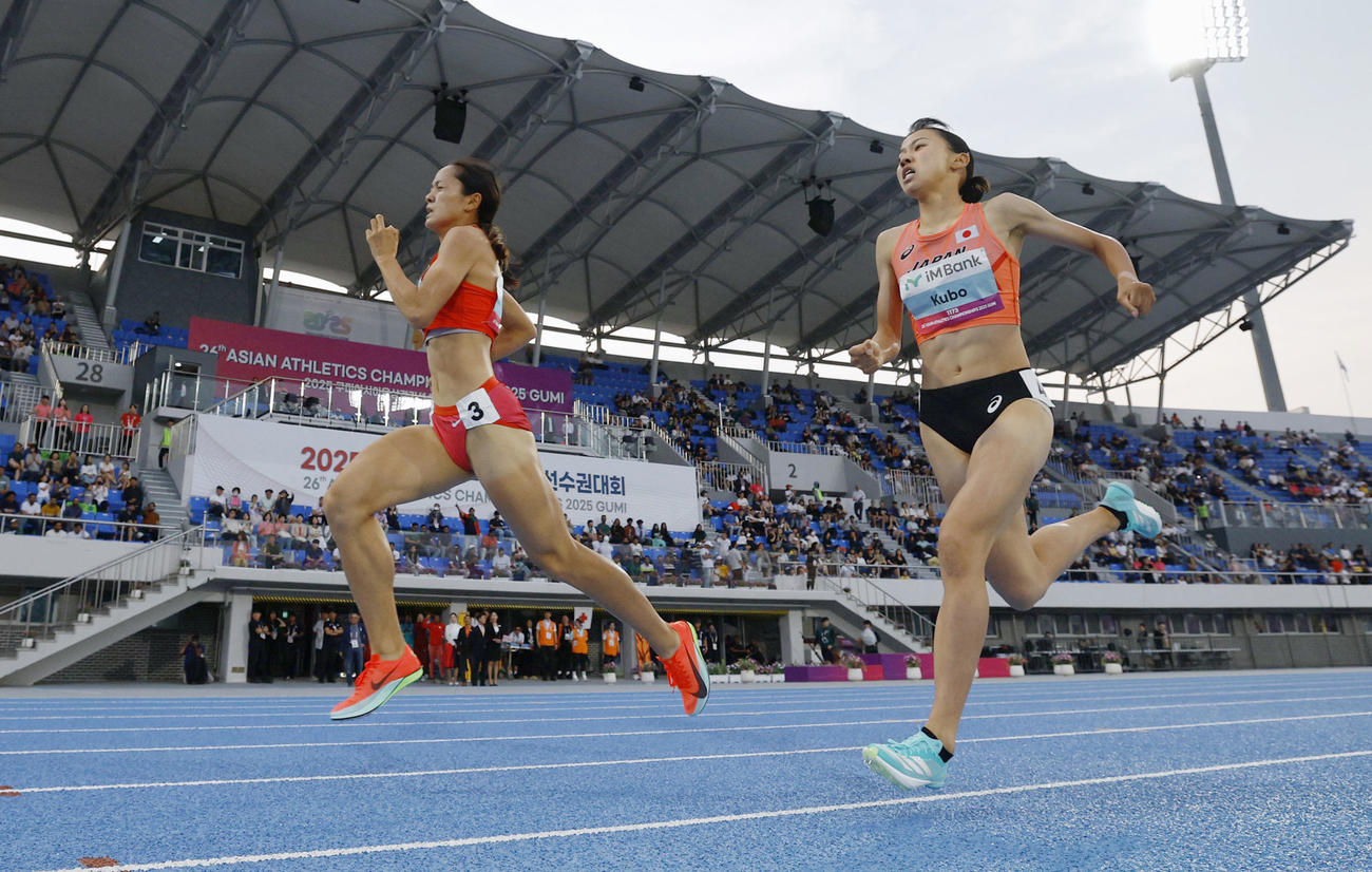 女子800 メートル 決勝　力走する久保（右）（共同）