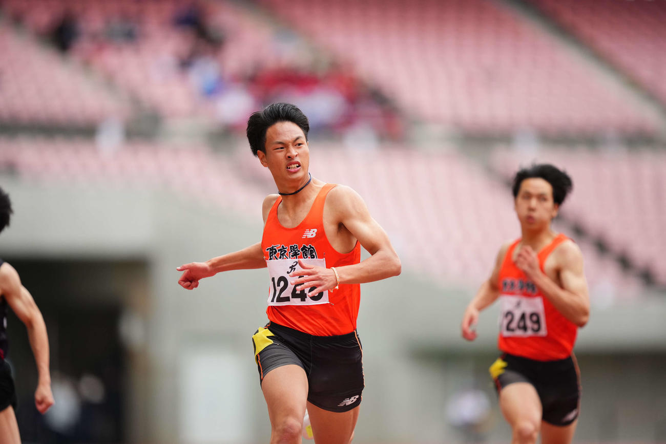 男子200メートルを制した東京学館新潟・佐藤（左）