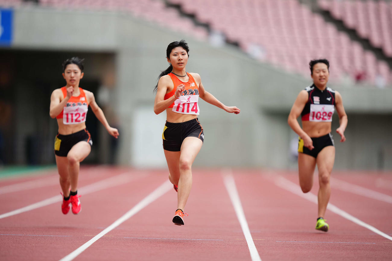 女子200メートルを断然の速さで連覇した秋沢（中央）