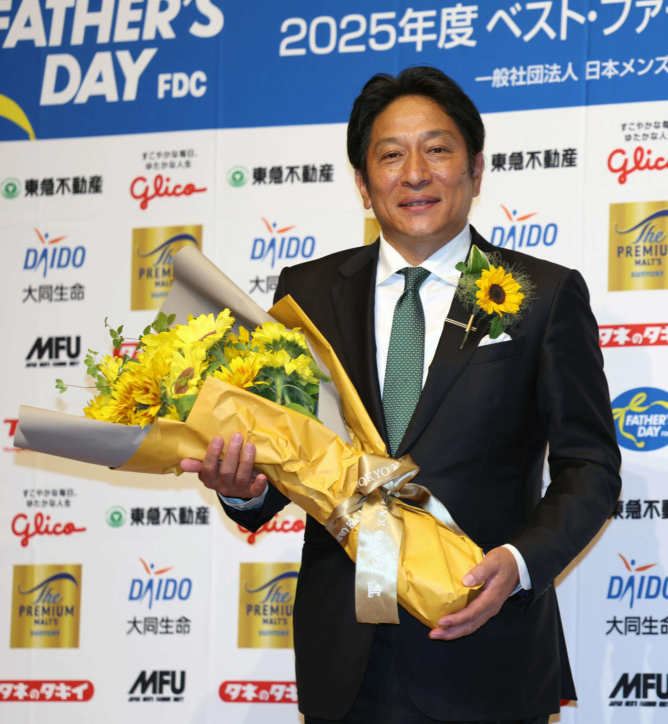 第44回ベスト・ファーザー「イエローリボン賞」を受賞し、会見でフォトセッションを行う原晋氏（撮影・山本朝陽）