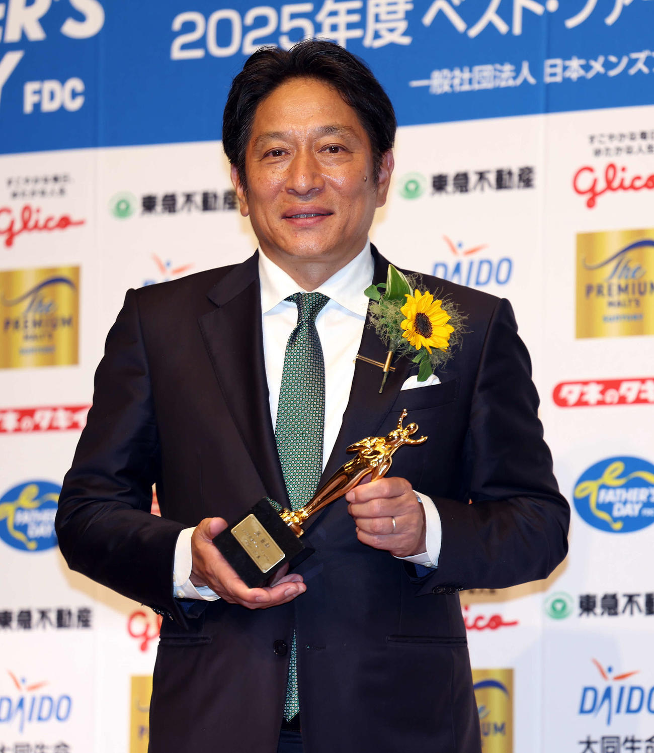 第44回ベスト・ファーザー「イエローリボン賞」を受賞し、会見でフォトセッションを行う原晋氏（撮影・山本朝陽）