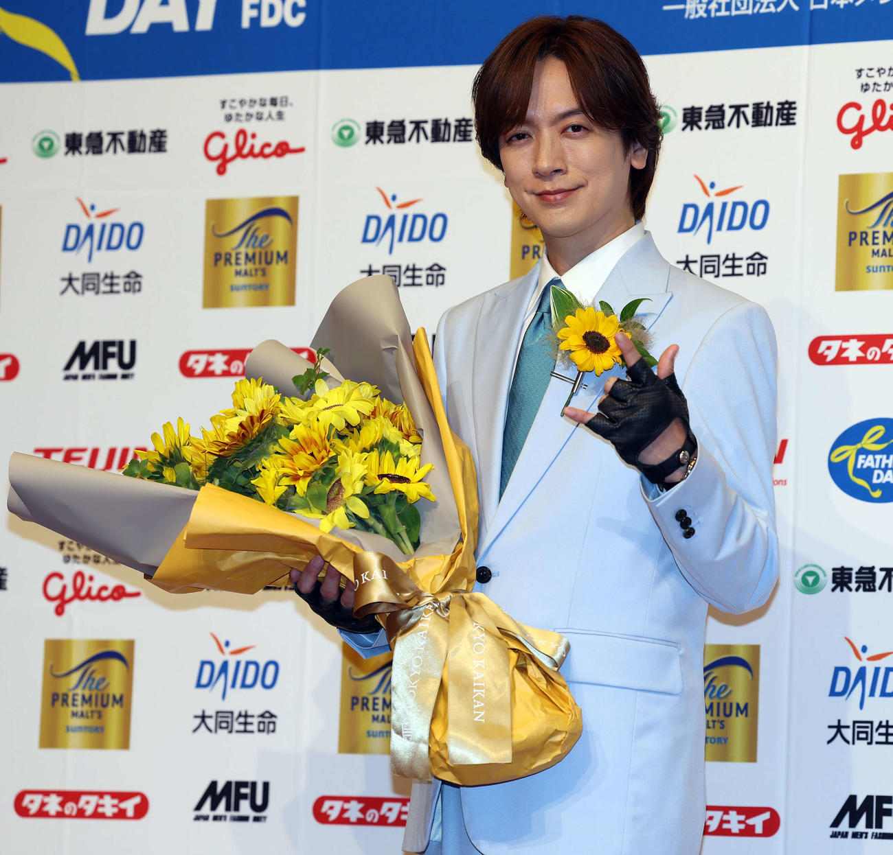 第44回ベスト・ファーザー「イエローリボン賞」を受賞し、会見でフォトセッションを行ったDAIGO（撮影・山本朝陽）
