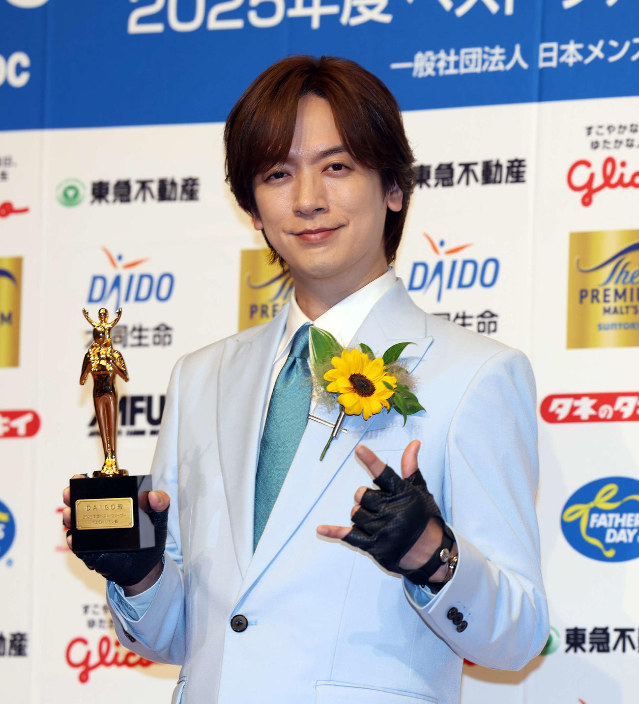 第44回ベスト・ファーザー「イエローリボン賞」を受賞し、会見でフォトセッションを行ったDAIGO（撮影・山本朝陽）