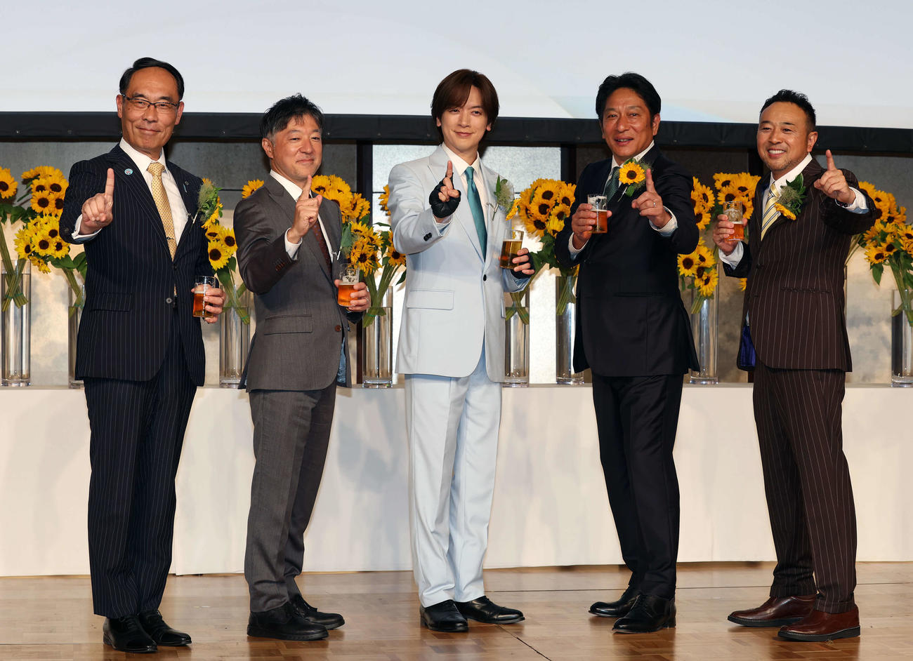 第44回ベスト・ファーザー「イエローリボン賞」発表・授賞式に登壇しフォトセッションを行った。左から大野元裕氏、宮崎悌二氏、DAIGO、原晋氏、坂本雅俊氏（撮影・山本朝陽）
