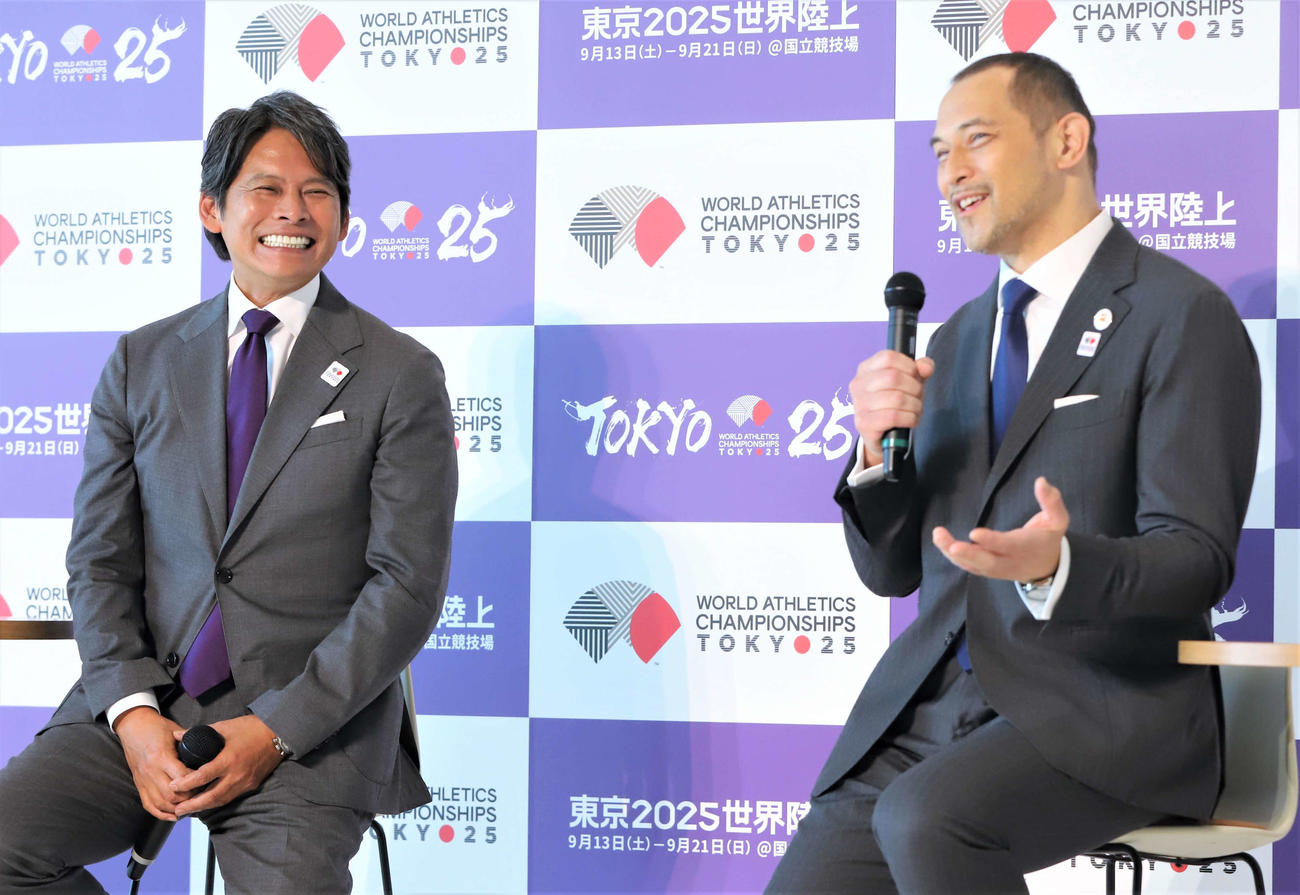 陸上世界選手権開幕100日前イベントでトークセッションに参加した織田裕二（左）とスポーツ庁の室伏広治長官（撮影・藤塚大輔）