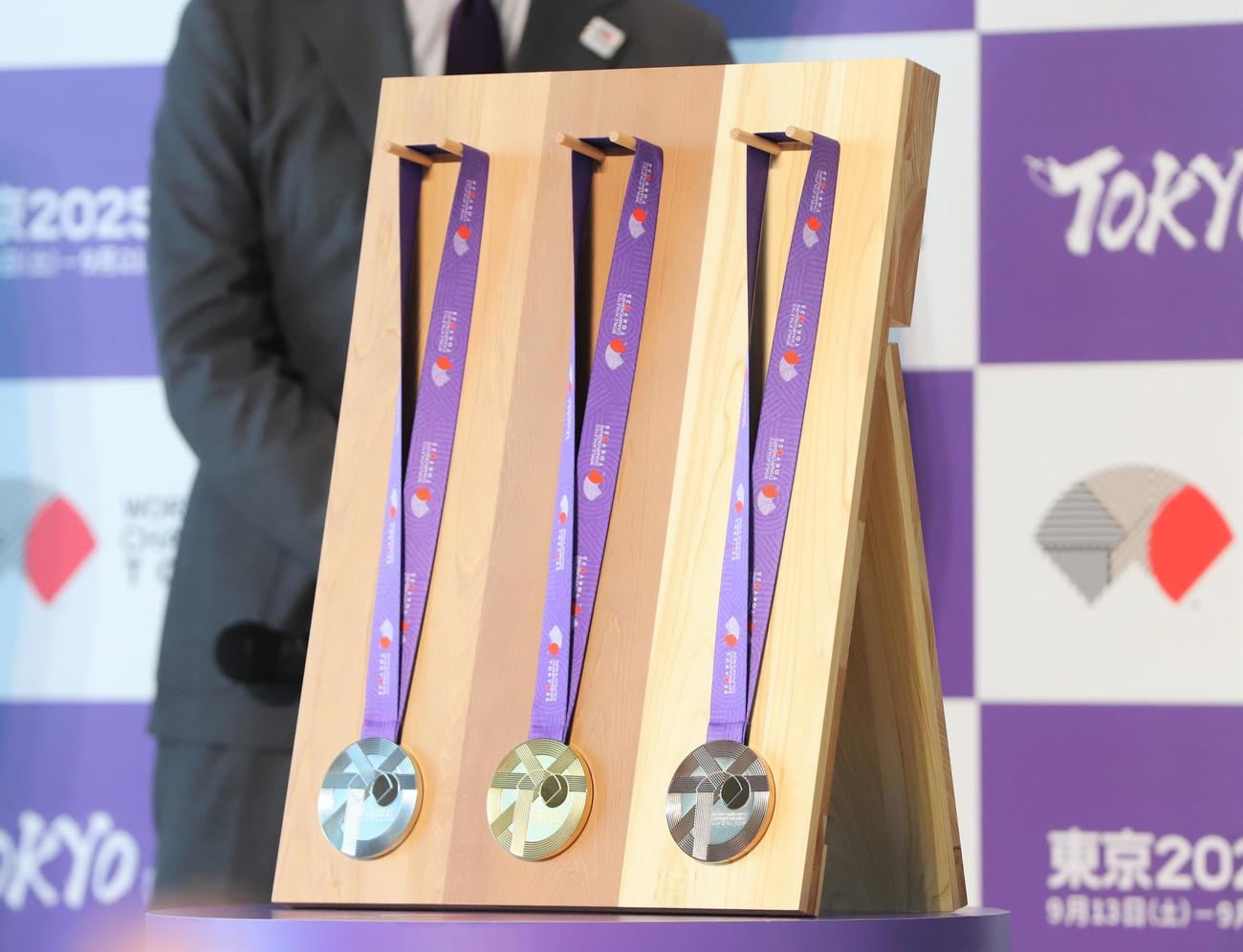初公開された陸上世界選手権東京大会のメダル（撮影・藤塚大輔）