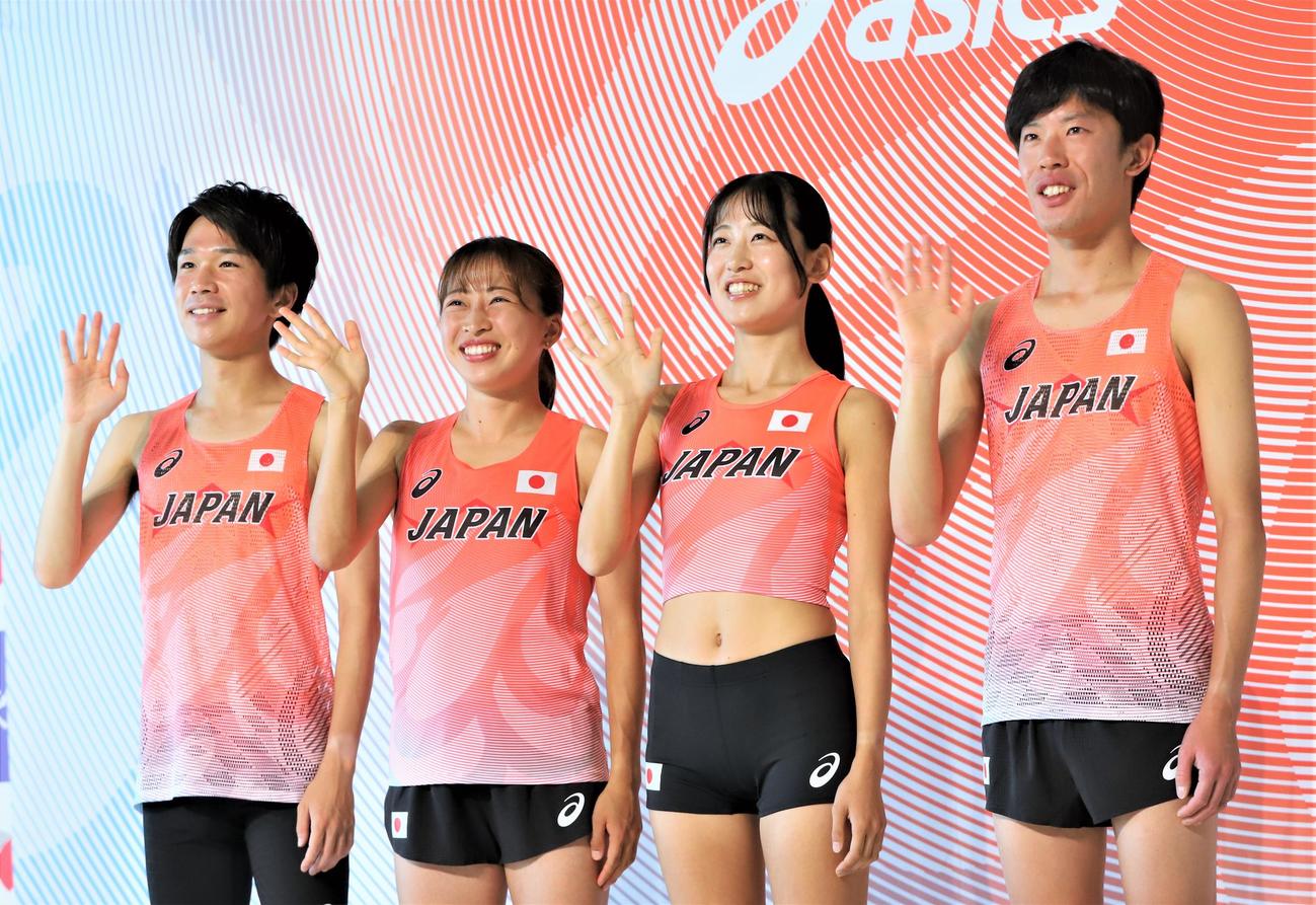 陸上世界選手権開幕100日前イベントでお披露目された日本代表ユニホームで笑顔を見せる、左から吉田、小林、梅野、小山（撮影・藤塚大輔）