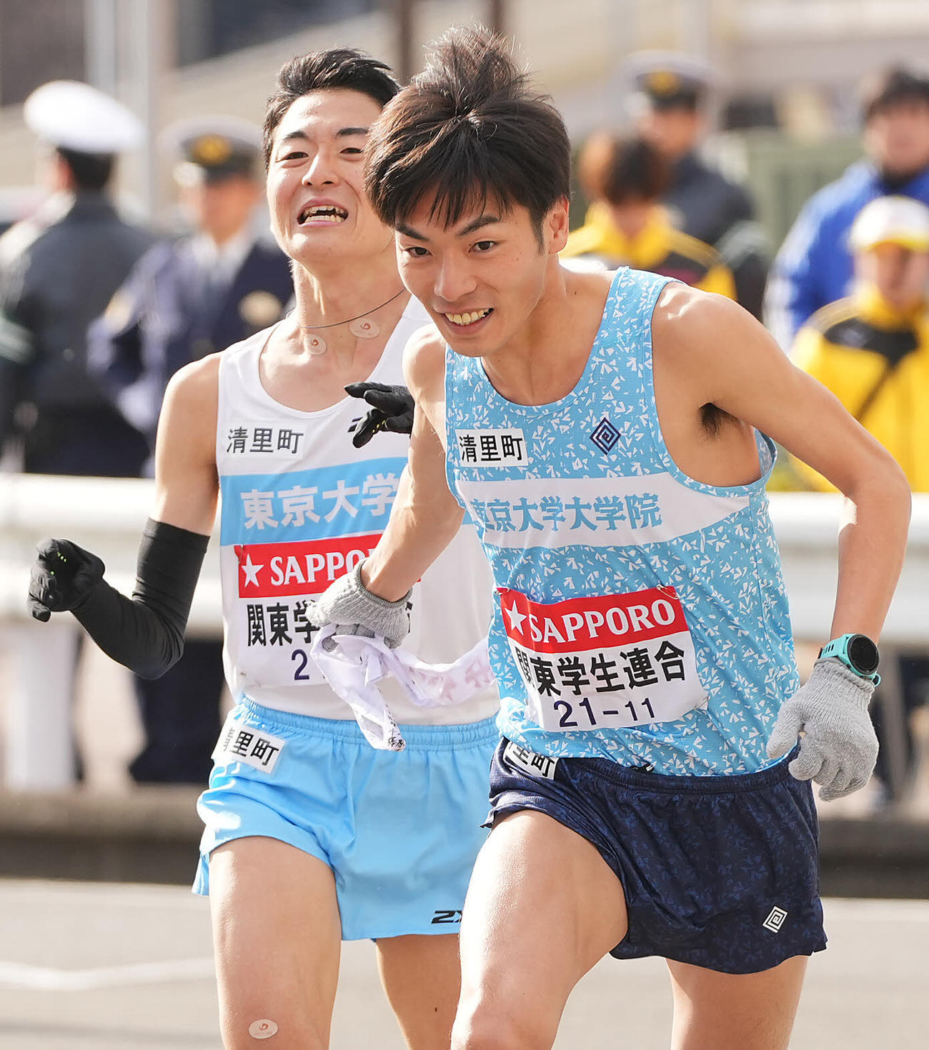 戸塚中継所でタスキリレーする関東学生連合8区の東大・秋吉（左）と9区の東大院・古川（2025年1月2日撮影）