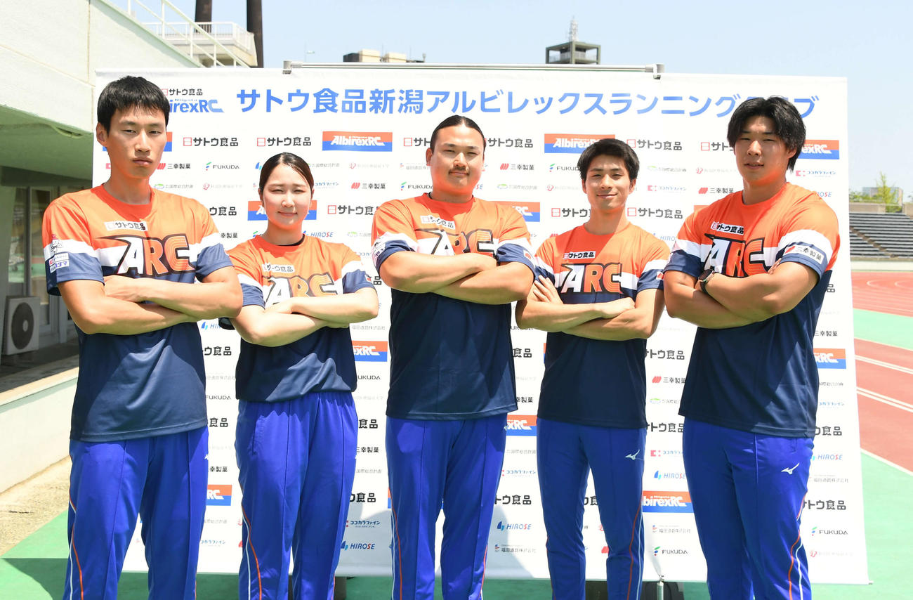 日本陸上選手権に出場するサトウ食品新潟アルビレックスRCのメンバー。左から町、郡、中川、長谷川、北原