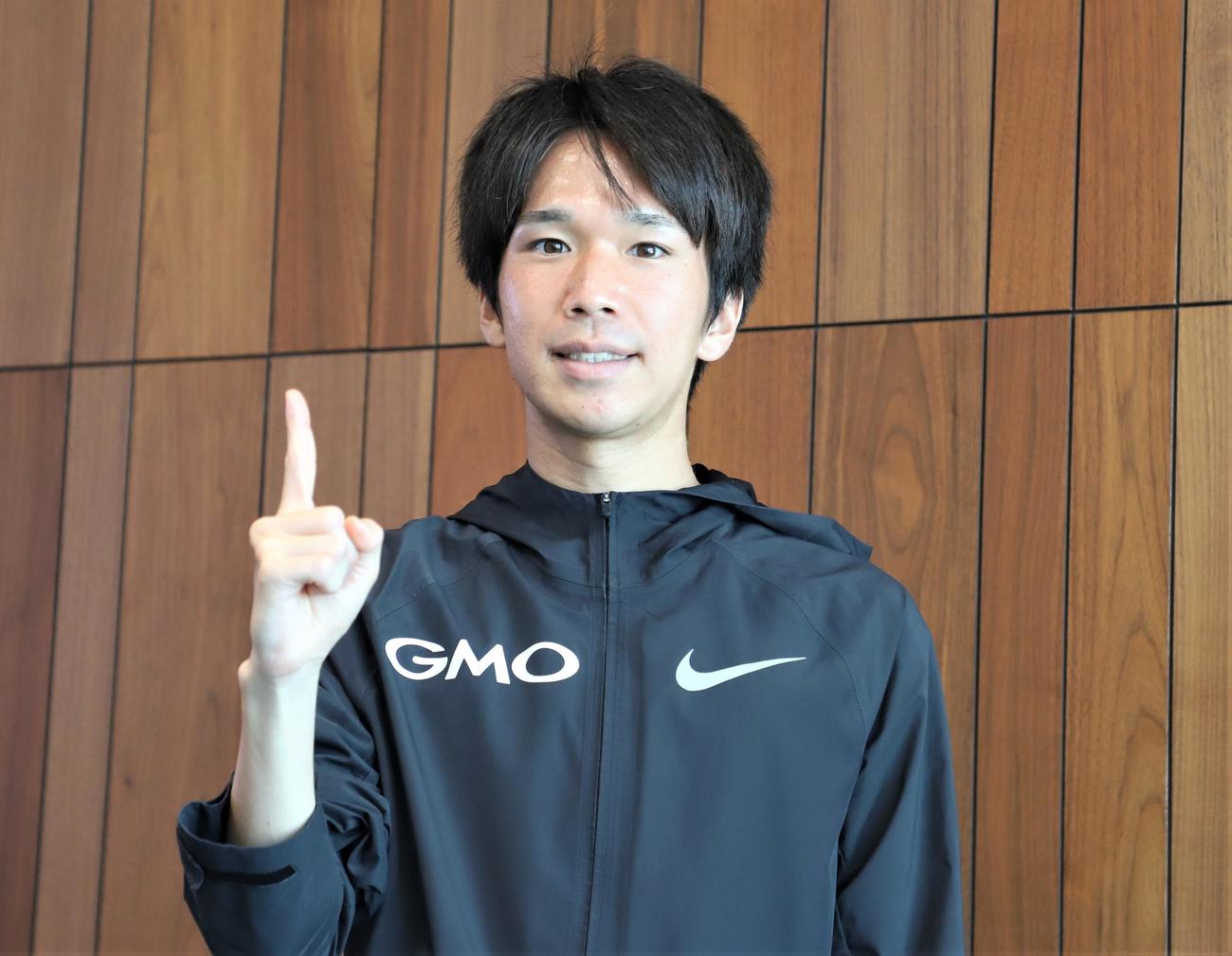 取材会後にポーズをとる陸上世界選手権男子マラソン代表の吉田（撮影・藤塚大輔）