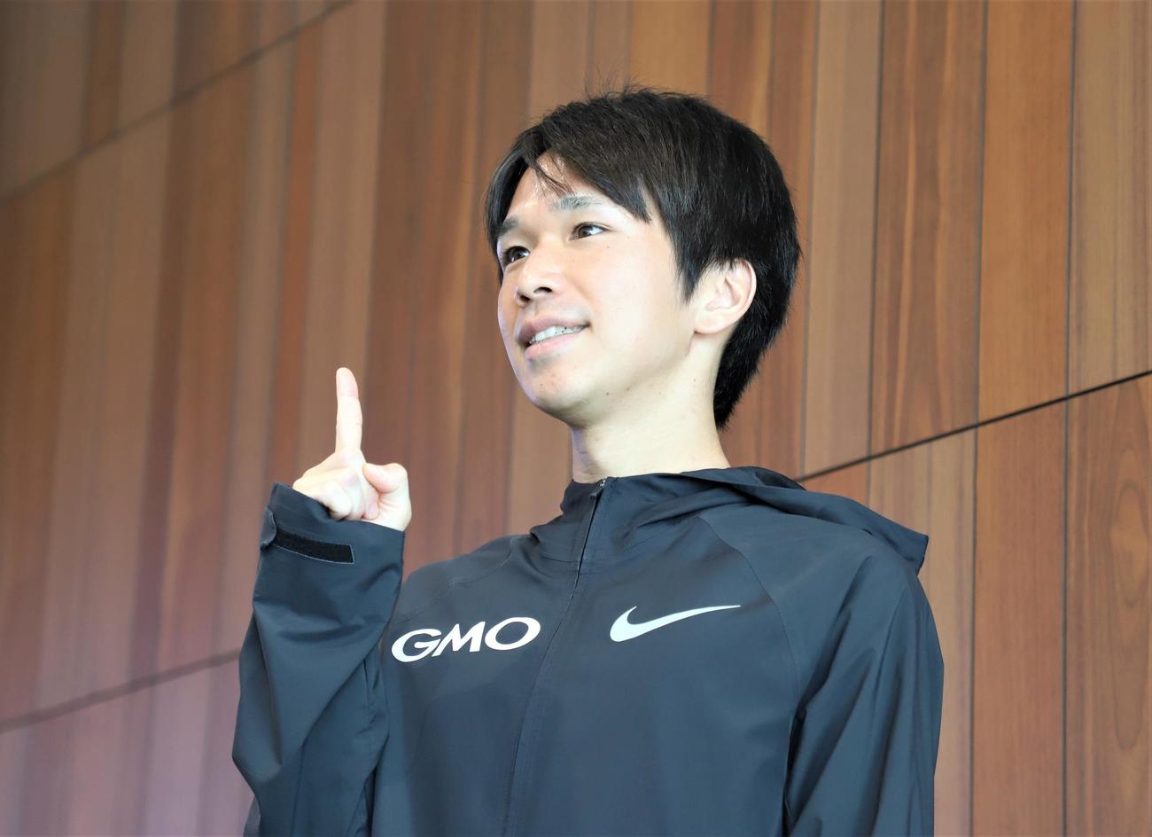 取材会後にポーズをとる陸上世界選手権男子マラソン代表の吉田（撮影・藤塚大輔）