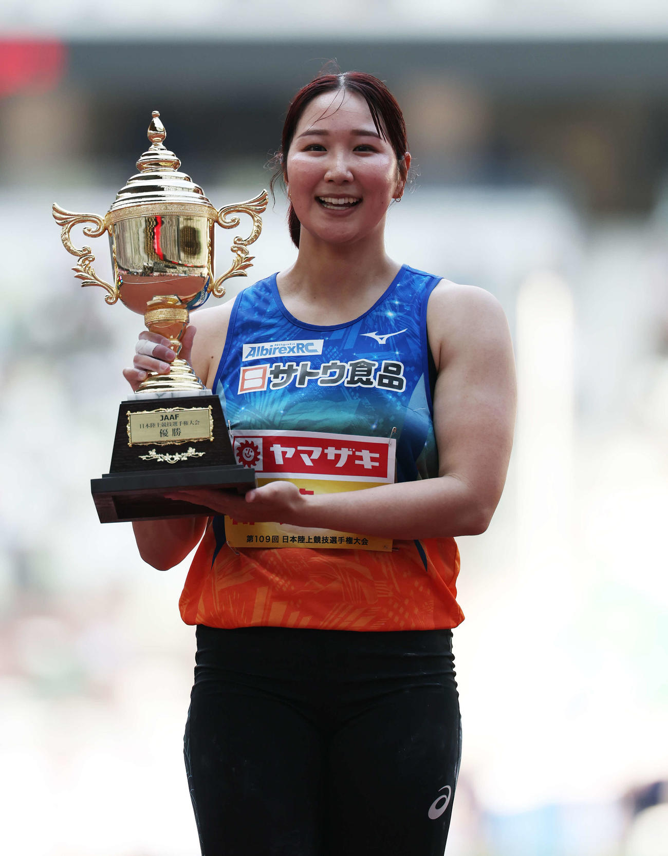 女子円盤投げで優勝した郡（撮影・宮地輝）