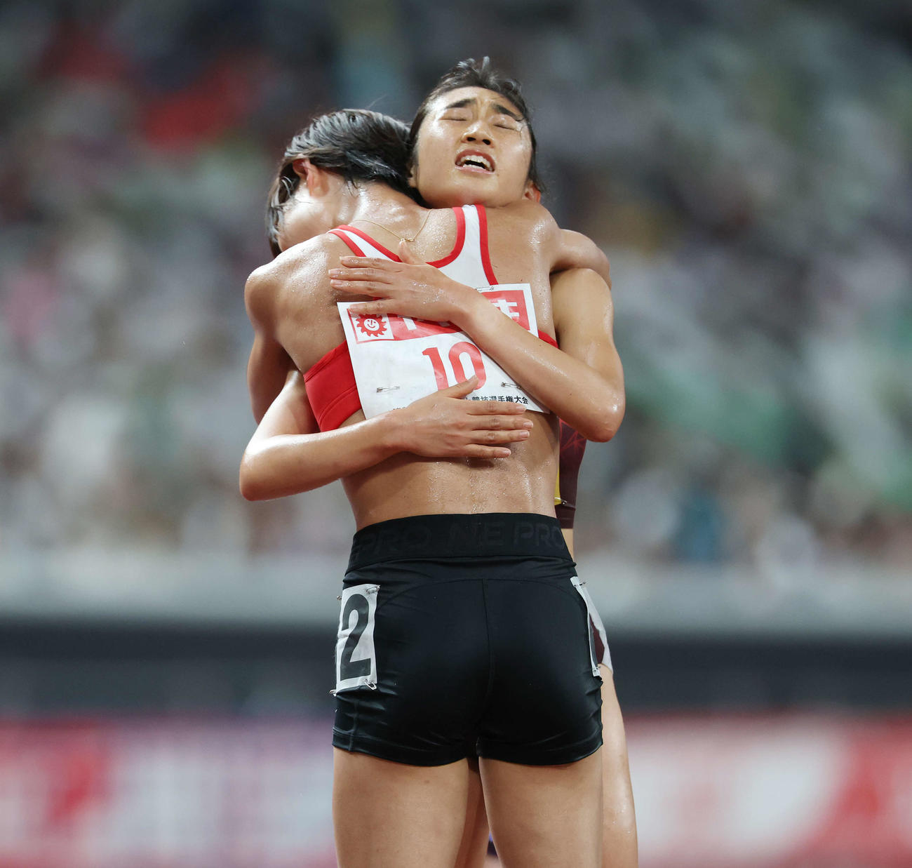 女子5000メートル決勝　広中（手前）とハグする田中（撮影・宮地輝）