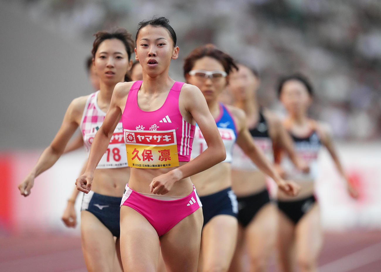 女子800メートル予選で先頭を走る久保（撮影・足立雅史）