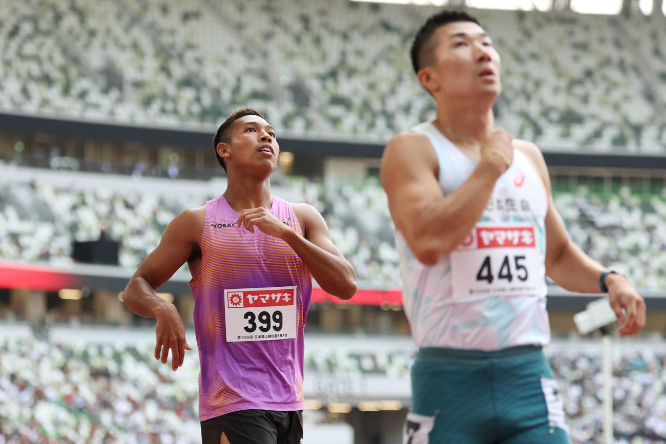 男子100メートル予選7組で4着となったサニブラウン。右は1着の桐生（撮影・宮地輝）
