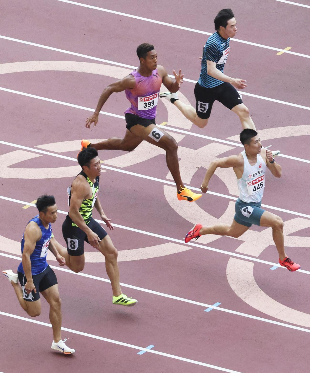 男子100メートル予選　力走する（上2人目から）サニブラウン・ハキーム、桐生祥秀＝国立競技場（代表撮影）