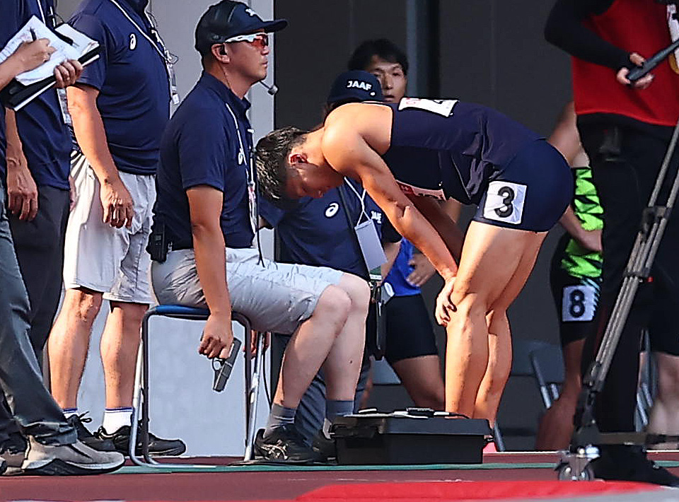 男子100メートル予選をフライングで失格となり、肩を落とす柳田（代表撮影）