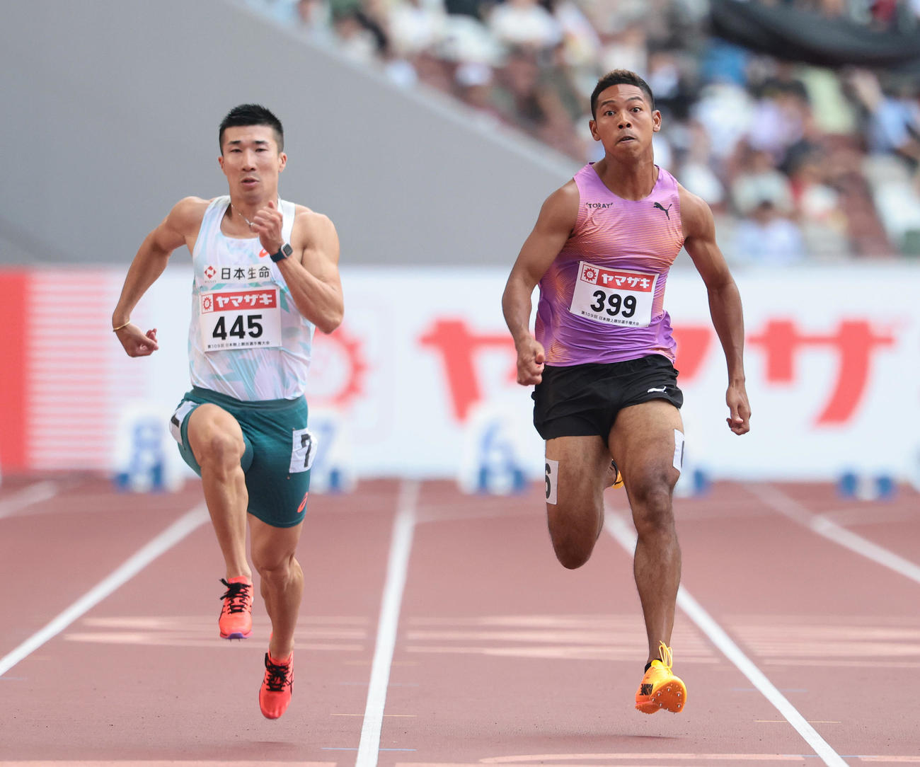 第109回日本陸上競技選手権大会　第1日目　男子100メートル予選　7組で4着に終わり予選落ちしたサニブラウン・ハキーム、左は桐生祥秀（代表撮影）