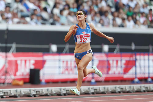 女子400メートル予選　力走するフロレス（撮影・宮地輝）