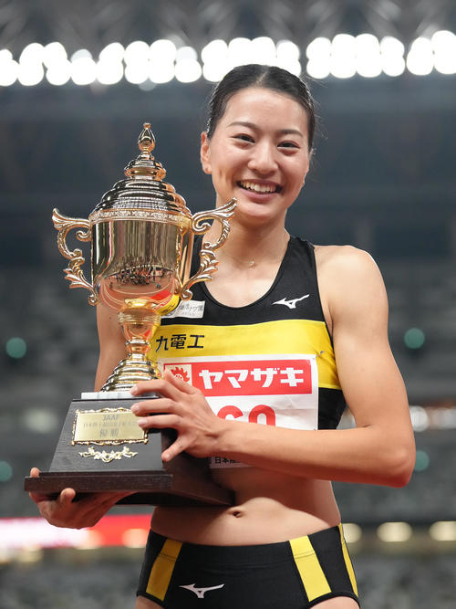 女子三段跳びで優勝し笑顔を見せる高島（撮影・足立雅史）