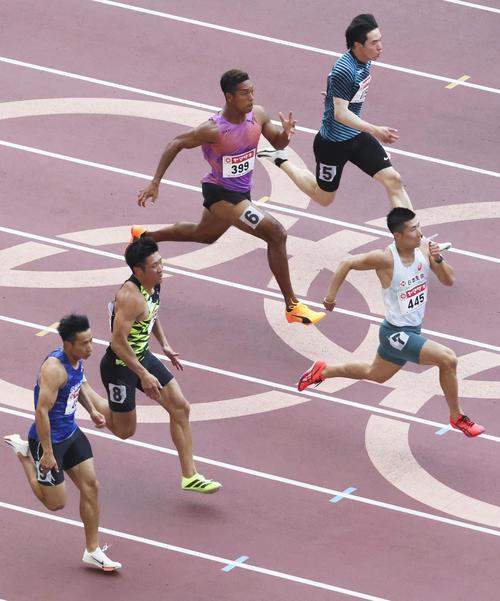 男子100メートル予選　力走する（上2人目から）サニブラウン・ハキーム、桐生祥秀＝国立競技場（代表撮影）