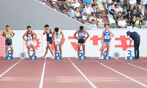 男子100メートル予選　失格となった3コースの柳田大輝（左から3人目）（代表撮影）