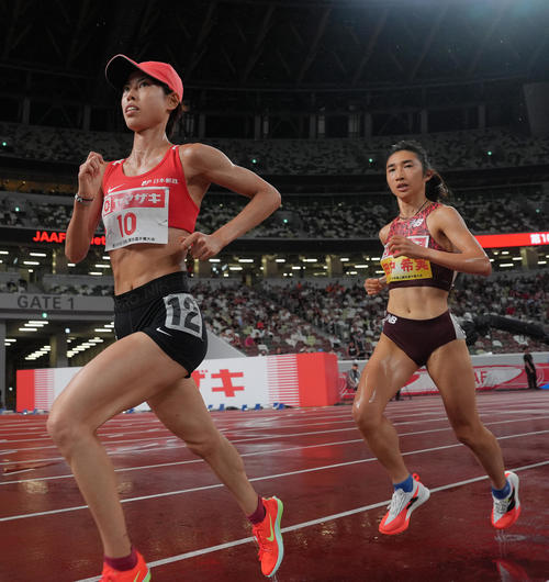 女子5000メートル決勝の先頭で競り合う田中（右）と広中（撮影・足立雅史）