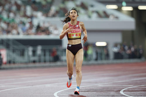 女子5000メートル決勝　1着でフィニッシュする田中（撮影・宮地輝）