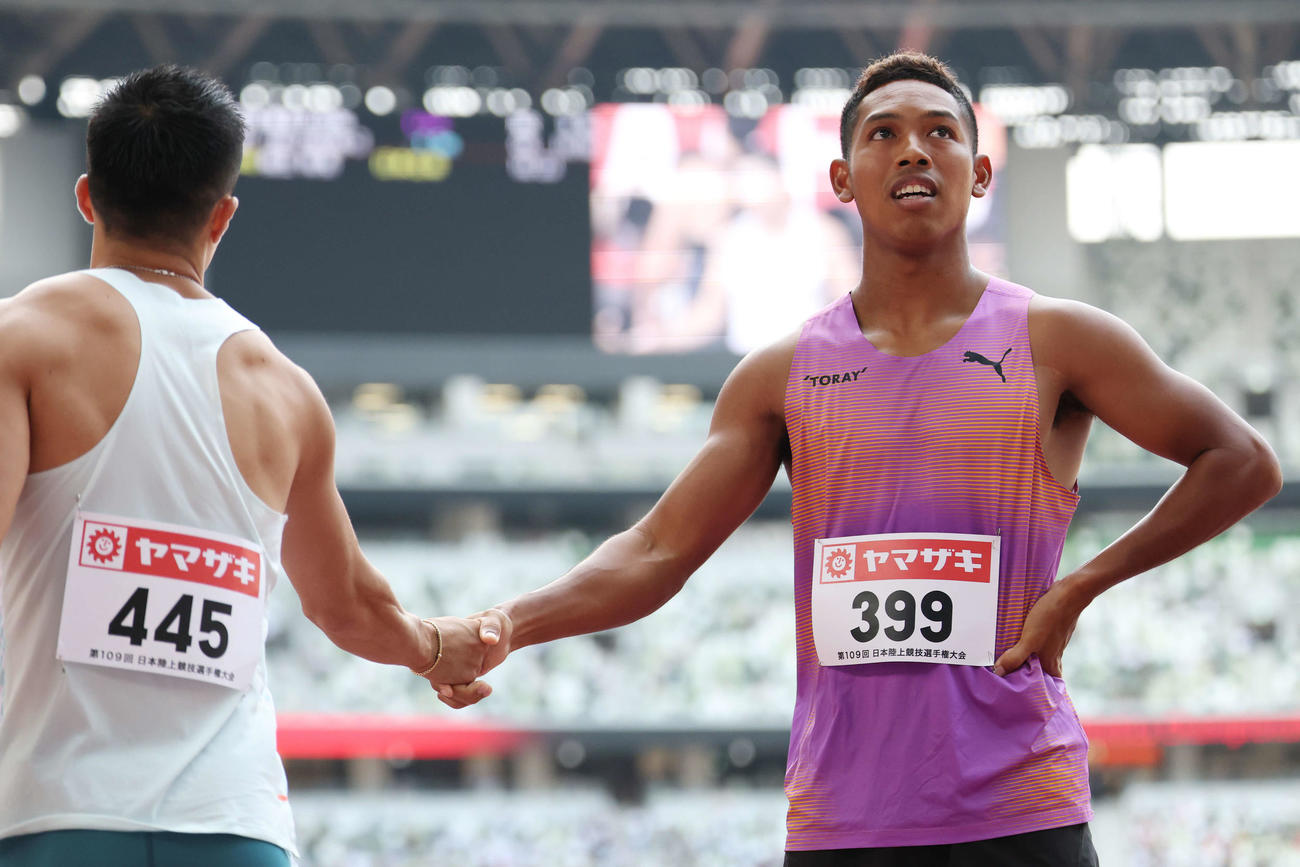 男子100メートル予選　7組で4着となったサニブラウンは桐生と握手する（撮影・宮地輝）