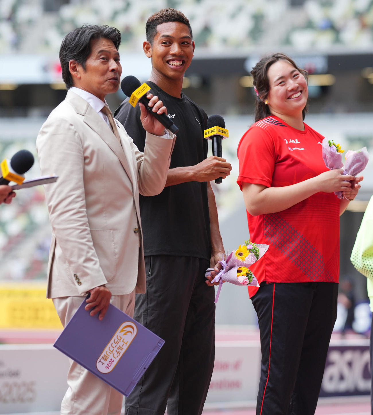 セイコー・ゴールデングランプリ　サニブラウン（中央）は織田裕二（左）の質問に笑顔を見せる。右は北口榛花（25年5月）