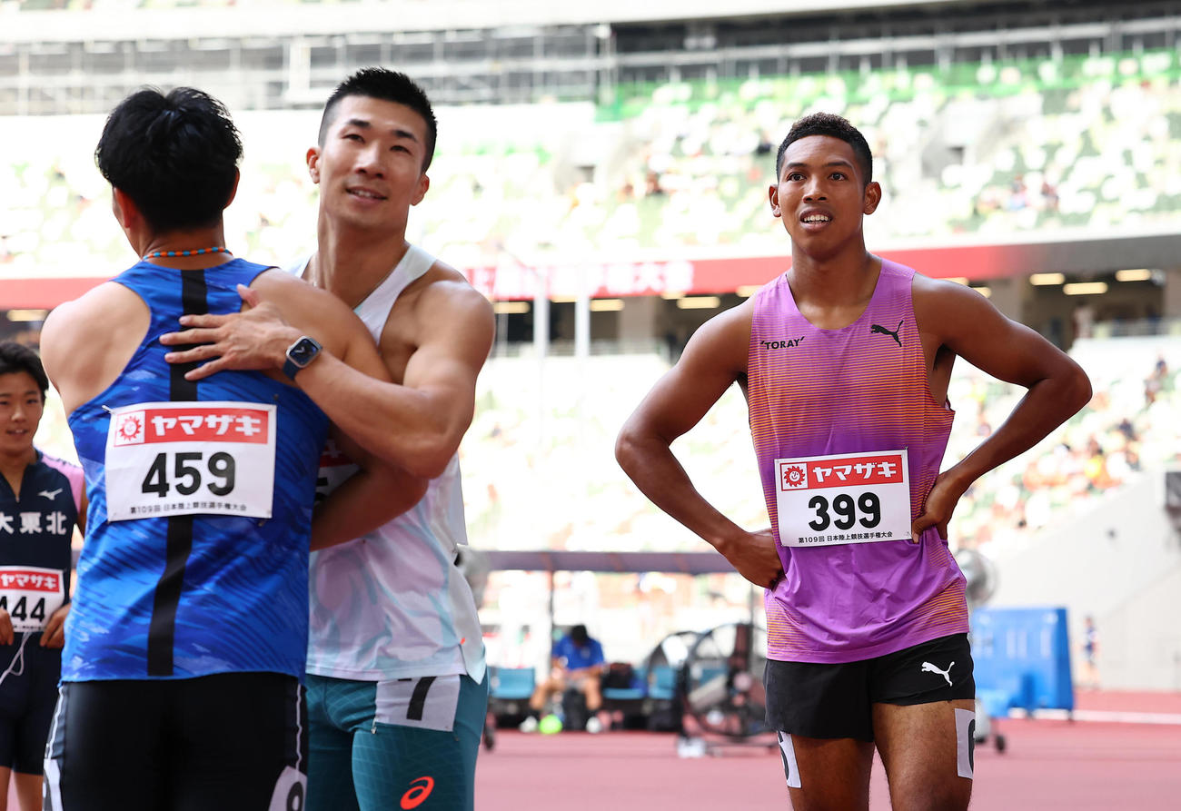 男子100メートル予選を4位でゴールしたサニブラウン・ハキーム（右）。左は桐生祥秀（代表撮影）