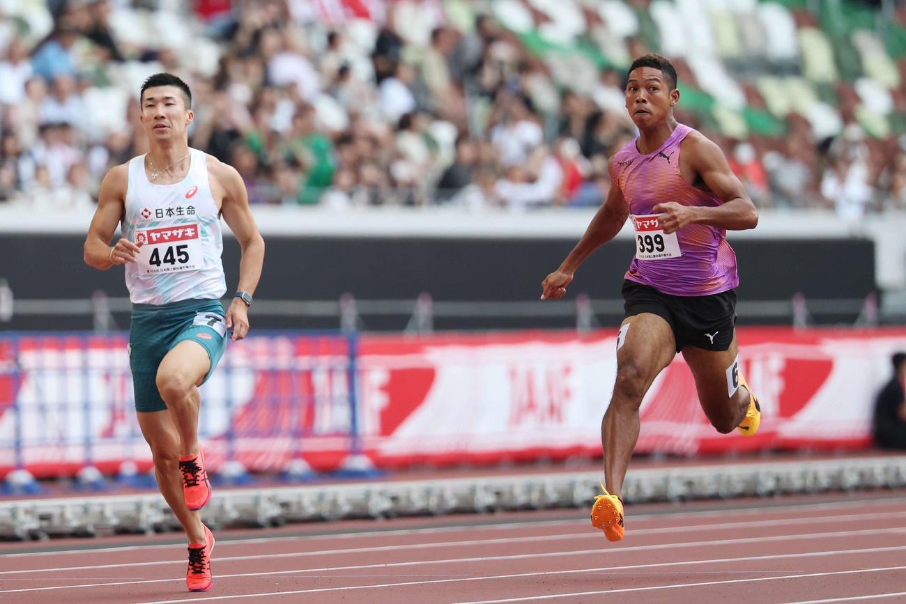 男子100メートル予選　力走する桐生（左）とサニブラウン（撮影・宮地輝）