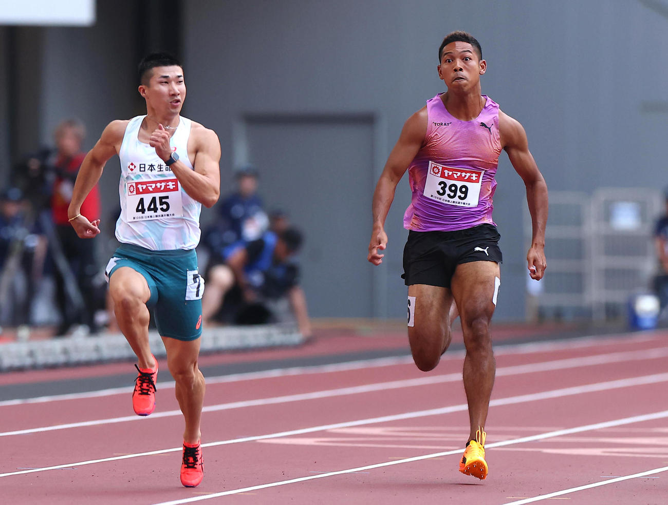 男子100ートル予選で力走するサニブラウン・ハキーム、左は桐生祥秀（代表撮影）