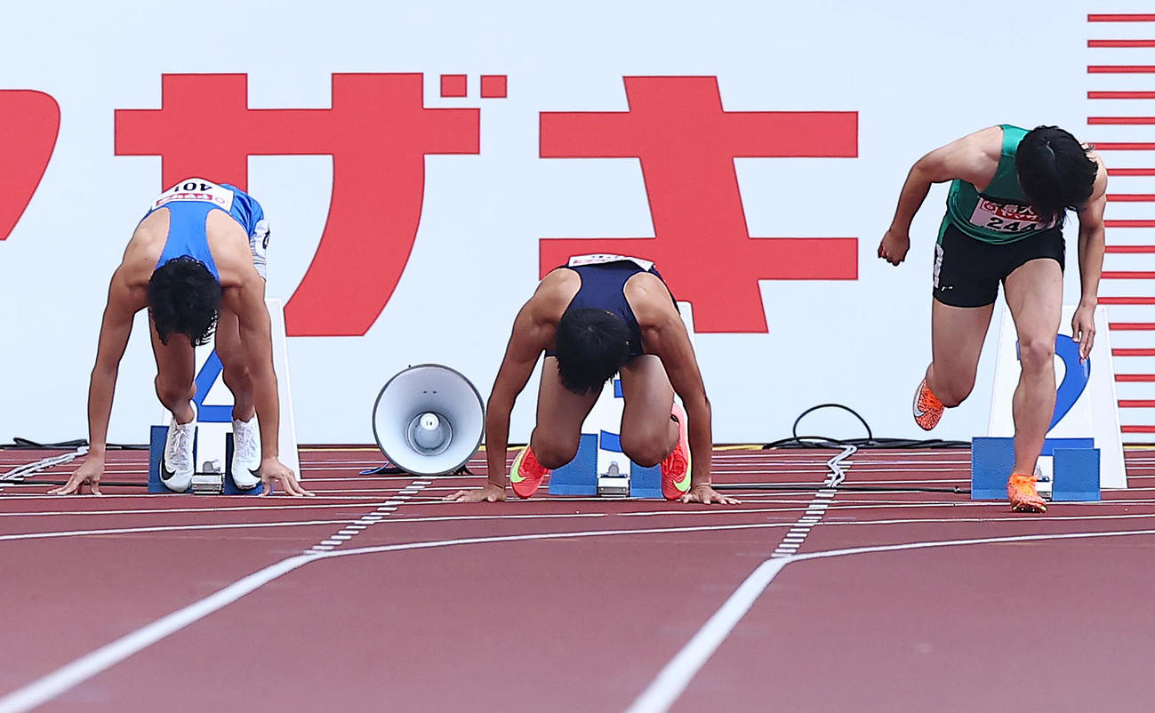 男子100メートル予選でフライングし、失格となった柳田大輝（中央）（代表撮影）