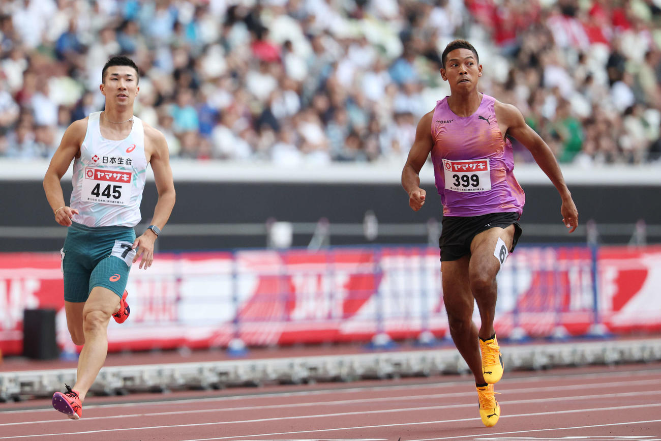 男子100メートル予選　力走する桐生（左）とサニブラウン（撮影・宮地輝）