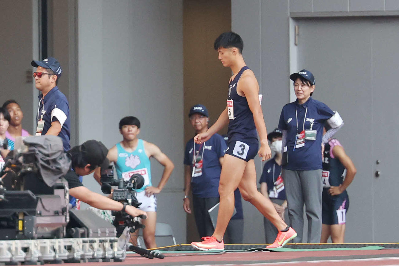 男子100メートル予選　失格となる柳田（撮影・宮地輝）